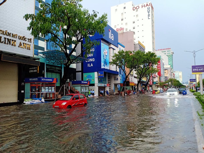Chùm ảnh trước bão: Đà Nẵng mưa xối xả ngập đường, sấm sét vang trời - Ảnh 8.
