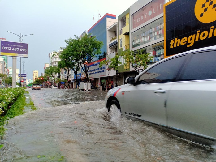 Chùm ảnh trước bão: Đà Nẵng mưa xối xả ngập đường, sấm sét vang trời - Ảnh 9.