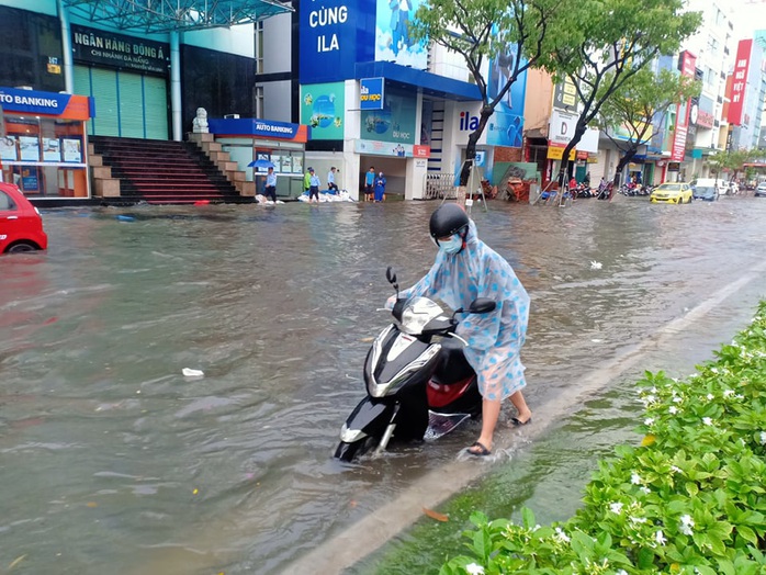 Chùm ảnh trước bão: Đà Nẵng mưa xối xả ngập đường, sấm sét vang trời - Ảnh 10.