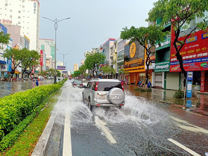 Chùm ảnh trước bão: Đà Nẵng mưa xối xả ngập đường, sấm sét vang trời - Ảnh 11.