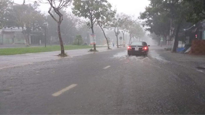 Chùm ảnh trước bão: Đà Nẵng mưa xối xả ngập đường, sấm sét vang trời - Ảnh 12.
