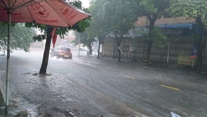 Chùm ảnh trước bão: Đà Nẵng mưa xối xả ngập đường, sấm sét vang trời - Ảnh 13.