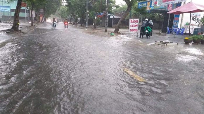 Chùm ảnh trước bão: Đà Nẵng mưa xối xả ngập đường, sấm sét vang trời - Ảnh 14.