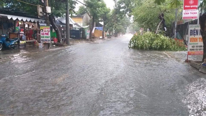 Chùm ảnh trước bão: Đà Nẵng mưa xối xả ngập đường, sấm sét vang trời - Ảnh 15.