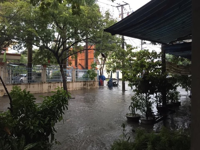 Chùm ảnh trước bão: Đà Nẵng mưa xối xả ngập đường, sấm sét vang trời - Ảnh 16.