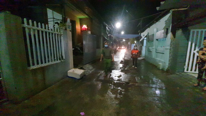 Đà Nẵng: Trắng đêm di tản hàng ngàn người dân tránh bão số 5 - Ảnh 9.