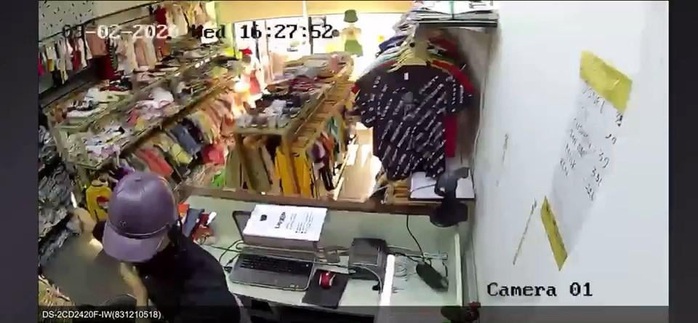 Thanh niên vào shop đồ trẻ em ở Thủ Đức táo tợn đâm nhân viên, cướp tài sản - Ảnh 1.