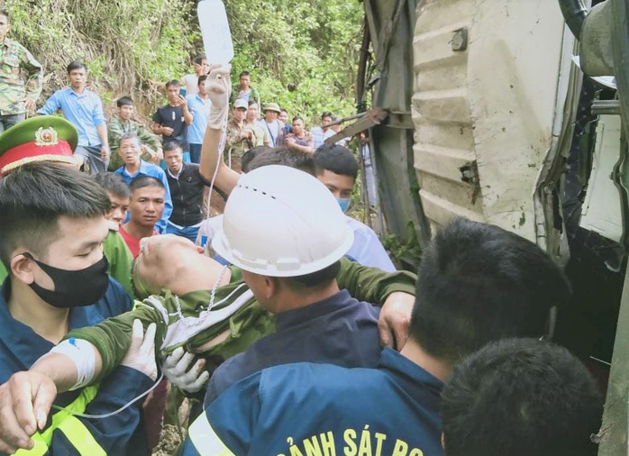 Hàng chục cảnh sát và người dân phá ca-bin, cứu 2 người mắc kẹt trong xe tải lật - Ảnh 2.