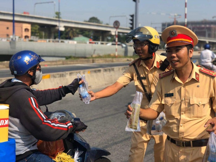 Bộ Công an nghiên cứu đổi mới trang phục CSGT - Ảnh 1.