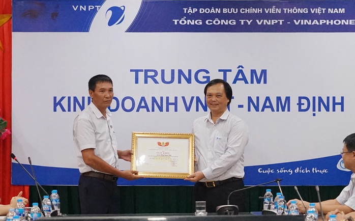 Nhân viên VinaPhone dũng cảm cứu hai em nhỏ bị rơi xuống sông - Ảnh 2. Nhân viên VinaPhone dũng cảm cứu hai em nhỏ bị rơi xuống sông - Ảnh 2.