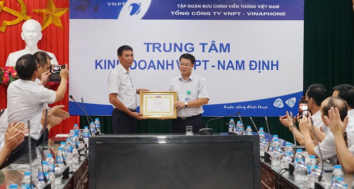 Nhân viên VinaPhone dũng cảm cứu hai em nhỏ bị rơi xuống sông - Ảnh 1. Nhân viên VinaPhone dũng cảm cứu hai em nhỏ bị rơi xuống sông - Ảnh 1.