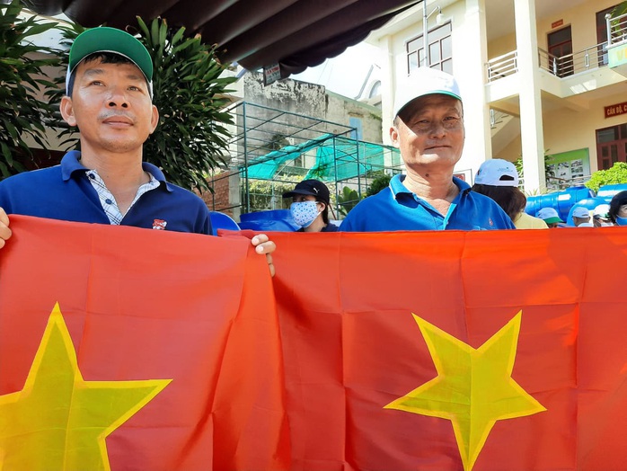 Trao tặng cờ Tổ quốc và quà đến ngư dân ở TP Vũng Tàu - Ảnh 6.