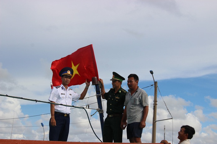 Tặng cờ Tổ quốc cho ngư dân An Minh và Đất Đỏ - Ảnh 1.