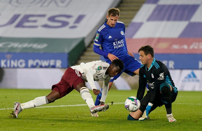 Arsenal hạ gục chủ nhà Leicester bằng bàn đá phản League Cup - Ảnh 3.