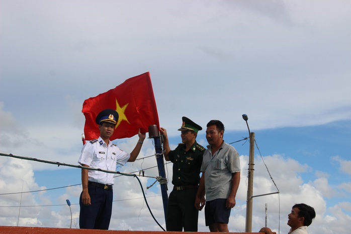 Trao 2.000 lá cờ Tổ quốc cho ngư dân huyện An Minh - Ảnh 3.