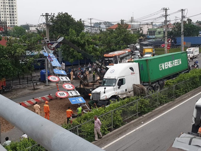 Hung thầncontainer lại gây họa khiến giao thông kẹt cứng - Ảnh 1.