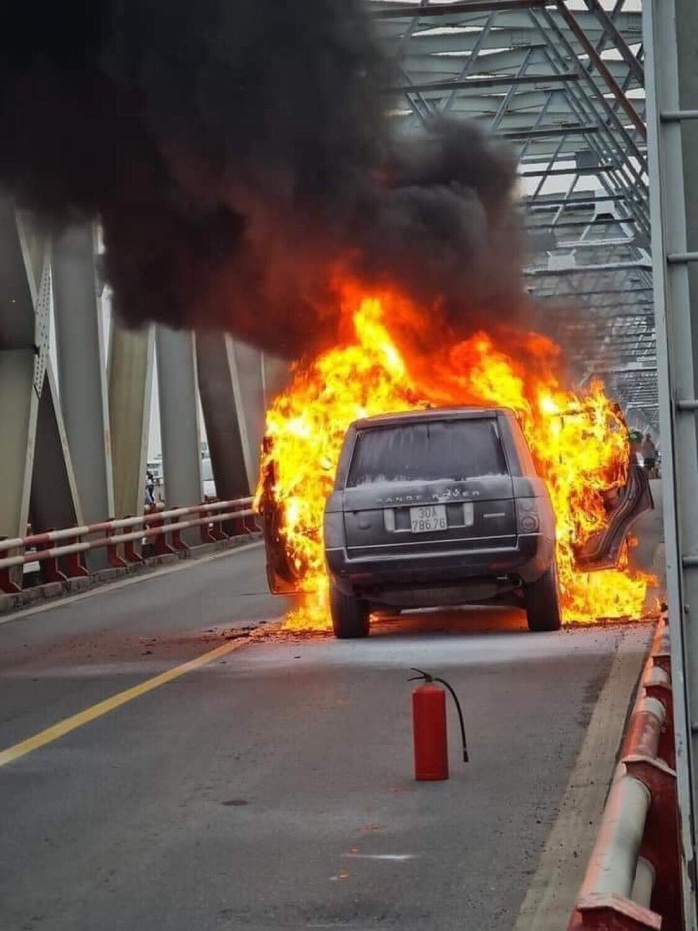 Xe sang Range Rover bốc cháy ngùn ngụt trên cầu - Ảnh 1.