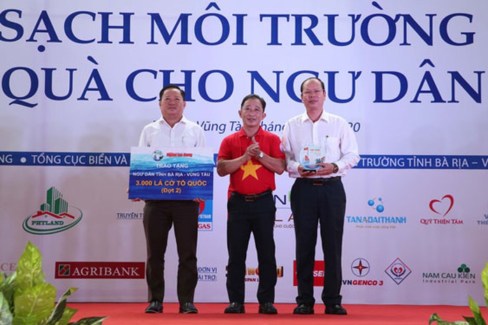 Tặng cờ Tổ quốc cho ngư dân Bà Rịa - Vũng Tàu - Ảnh 2. Tặng cờ Tổ quốc cho ngư dân Bà Rịa - Vũng Tàu - Ảnh 2.
