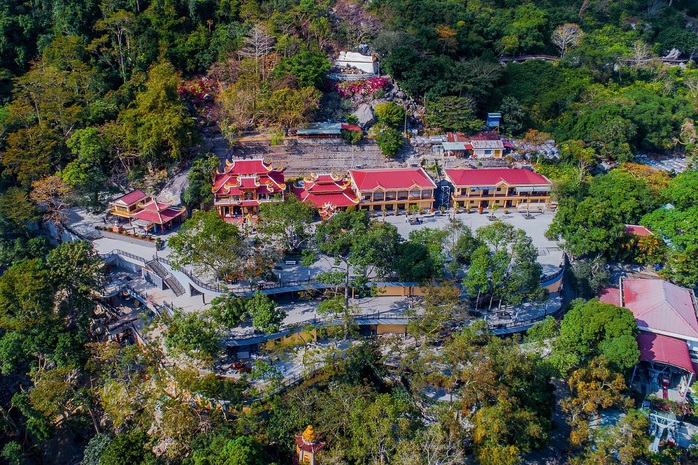Đêm hội trăng rằm tưng bừng chưa từng có trên đỉnh núi Bà Đen  - Ảnh 2.