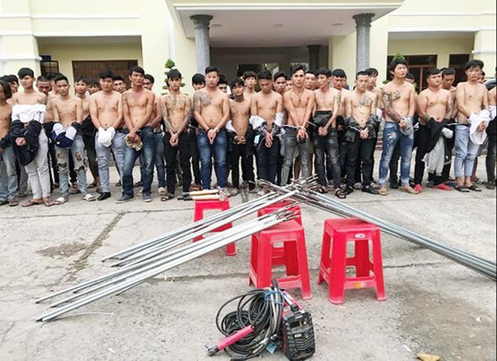 Bắt giữ 59 thanh niên mang hung khí dàn trận ở Biên Hòa - Ảnh 1.