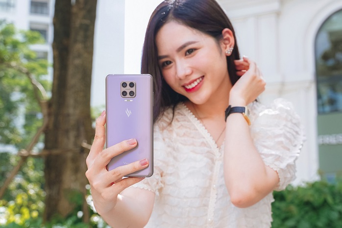 Cao cấp hóa smartphone tầm trung, người dùng hưởng lợi - Ảnh 1.