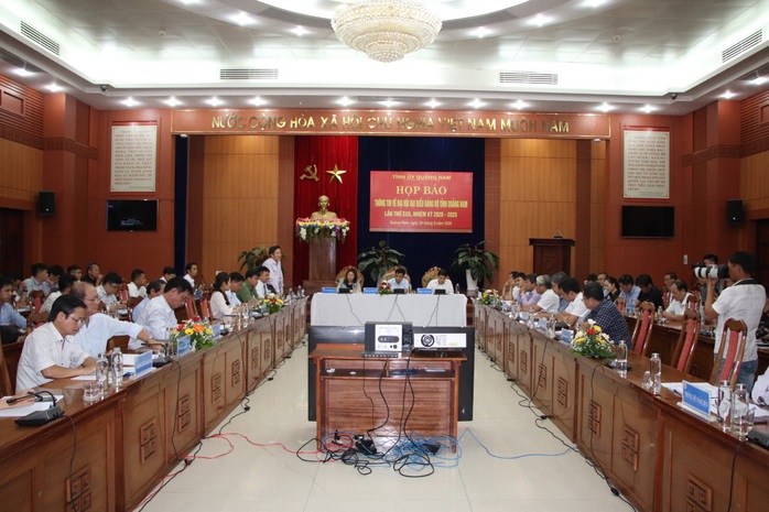 Quảng Nam không dùng ngân sách mua cặp tặng đại biểu dự đại hội - Ảnh 1.