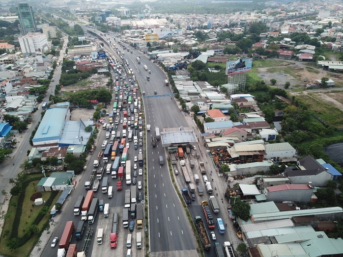 Cấm xe máy qua cầu vượt ngã tư Vũng Tàu - Ảnh 2.