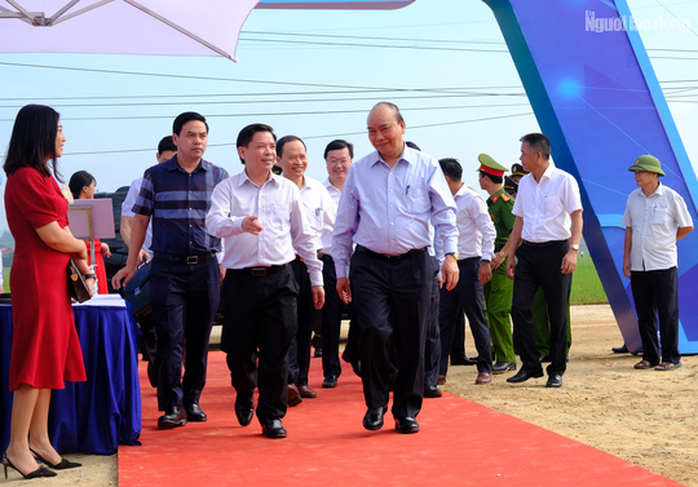 Thủ tướng Nguyễn Xuân Phúc dự lễ khởi công đường cao tốc Bắc - Nam - Ảnh 1.