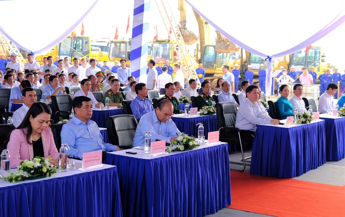 Thủ tướng Nguyễn Xuân Phúc dự lễ khởi công đường cao tốc Bắc - Nam - Ảnh 3.