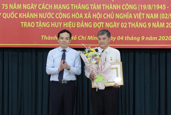 Ông Nguyễn Văn Đua, nguyên Phó Bí thư Thường trực Thành ủy TP HCM  nhận huy hiệu 45 năm tuổi Đảng - Ảnh 1.