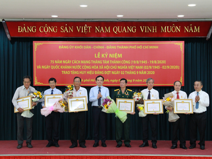 Ông Nguyễn Văn Đua, nguyên Phó Bí thư Thường trực Thành ủy TP HCM  nhận huy hiệu 45 năm tuổi Đảng - Ảnh 2.