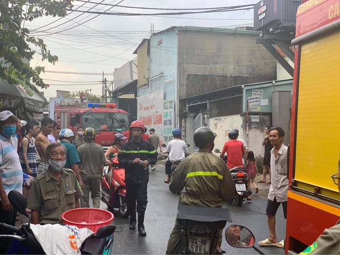 Cháy lớn thiêu rụi toàn bộ ôtô, xe máy trong kho phụ tùng - Ảnh 3.