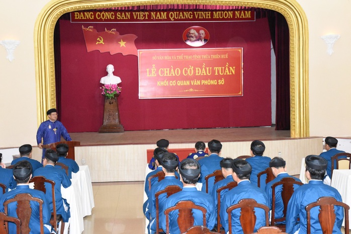 Lãnh đạo ngành văn hóa lên tiếng chuyện nam công chức mang áo dài ngũ thân đến công sở - Ảnh 7.