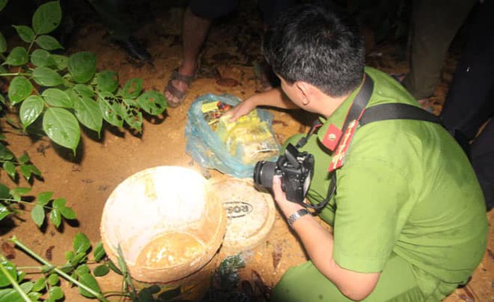 Trắng đêm bắt 4 anh em họ mua bán 13 bánh heroin, 10.000 viên ma túy, 10 kg ma túy đá - Ảnh 2.