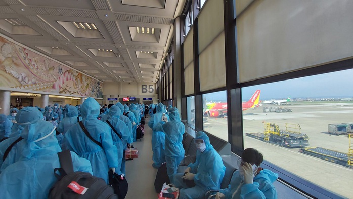 Sân bay Cần Thơ đón 230 người Việt từ Đài Loan - Ảnh 1.