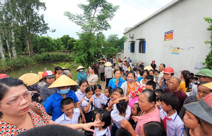 Phản đối sáp nhập trường, hàng trăm học sinh không được tới trường - Ảnh 1.