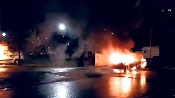 Pháp đón năm mới “rực lửa”, hàng chục xe hơi bị đốt cháy - Ảnh 1.