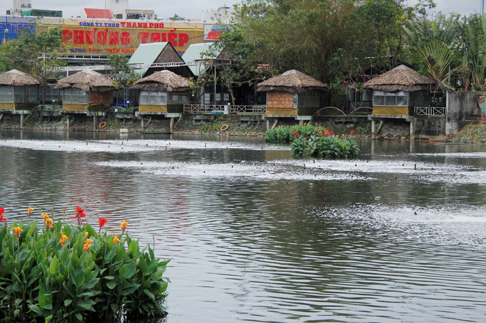 Người dân lo “mất Tết vì sống cạnh hồ điều tiết quanh năm ô nhiễm ở Đà Nẵng - Ảnh 6.