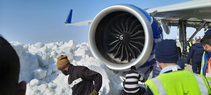 Máy bay chở 233 hành khách bị hỏng vì đâm phải tuyết - Ảnh 1.