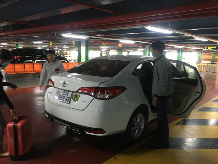 Sau lùm xùm, việc đón khách của xe taxi ở sân bay Tân Sơn Nhất hiện ra sao? - Ảnh 4.