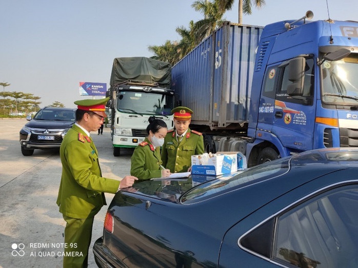 Cận cảnh vụ bắt giữ 14 xe container chở hàng lậu từ Trung Quốc về - Ảnh 7.