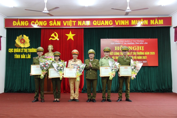 Ngăn chặn 1,7 tấn nội tạng thối tuồn ra thị trường, 8 cán bộ được khen thưởng - Ảnh 2.