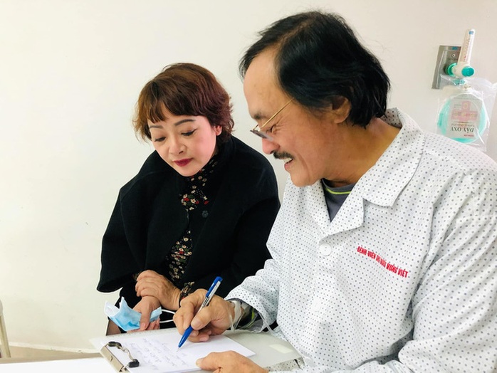 Nghệ sĩ Giang còi nhập viện vì nghi có khối u ở họng - Ảnh 1.