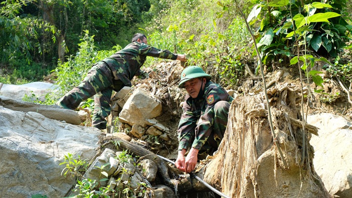 BẢO VỆ VÙNG BIÊN, VÌ BÌNH YÊN CỦA TỔ QUỐC (*): Chốt là nhà, biên giới là quê hương - Ảnh 1.