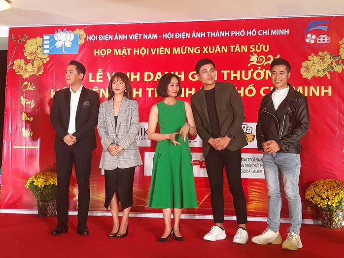 Hứa Vĩ Văn, Khả Ngân được Hội Điện ảnh TP HCM vinh danh - Ảnh 2. Hứa Vĩ Văn, Khả Ngân được Hội Điện ảnh kèo nhà cái tỷ lệ cá cược - Ảnh 2.