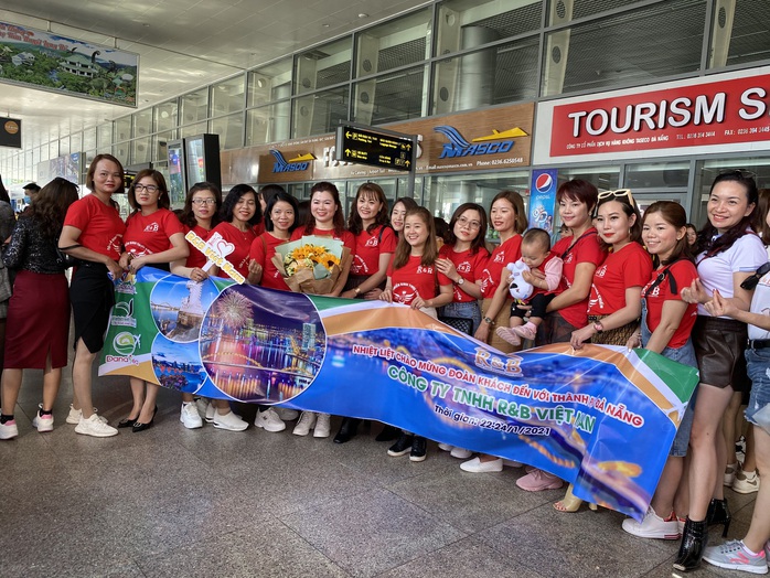 Đà Nẵng đón đoàn 700 khách du lịch đến từ Hà Nội - Ảnh 2.
