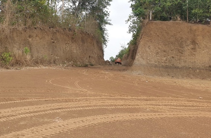 Loạn khai thác đất, đá - Ảnh 1.