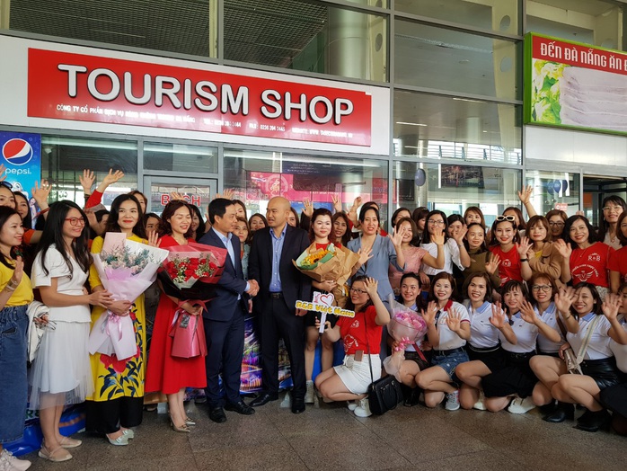 Đà Nẵng đón đoàn 700 khách du lịch đến từ Hà Nội - Ảnh 1.