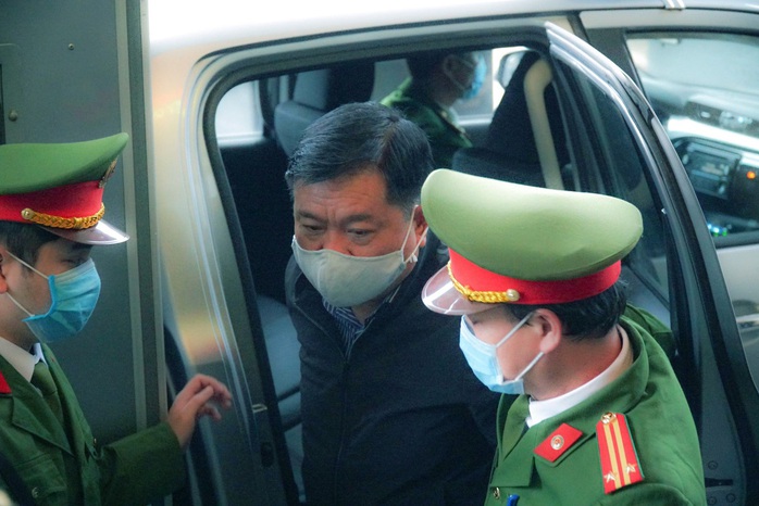 Ông Đinh La Thăng đeo khẩu trang, đến tòa bằng xe đặc chủng - Ảnh 1.