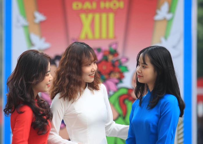 CLIP: Hà Nội rực rỡ chào mừng Đại hội Đảng XIII - Ảnh 16.